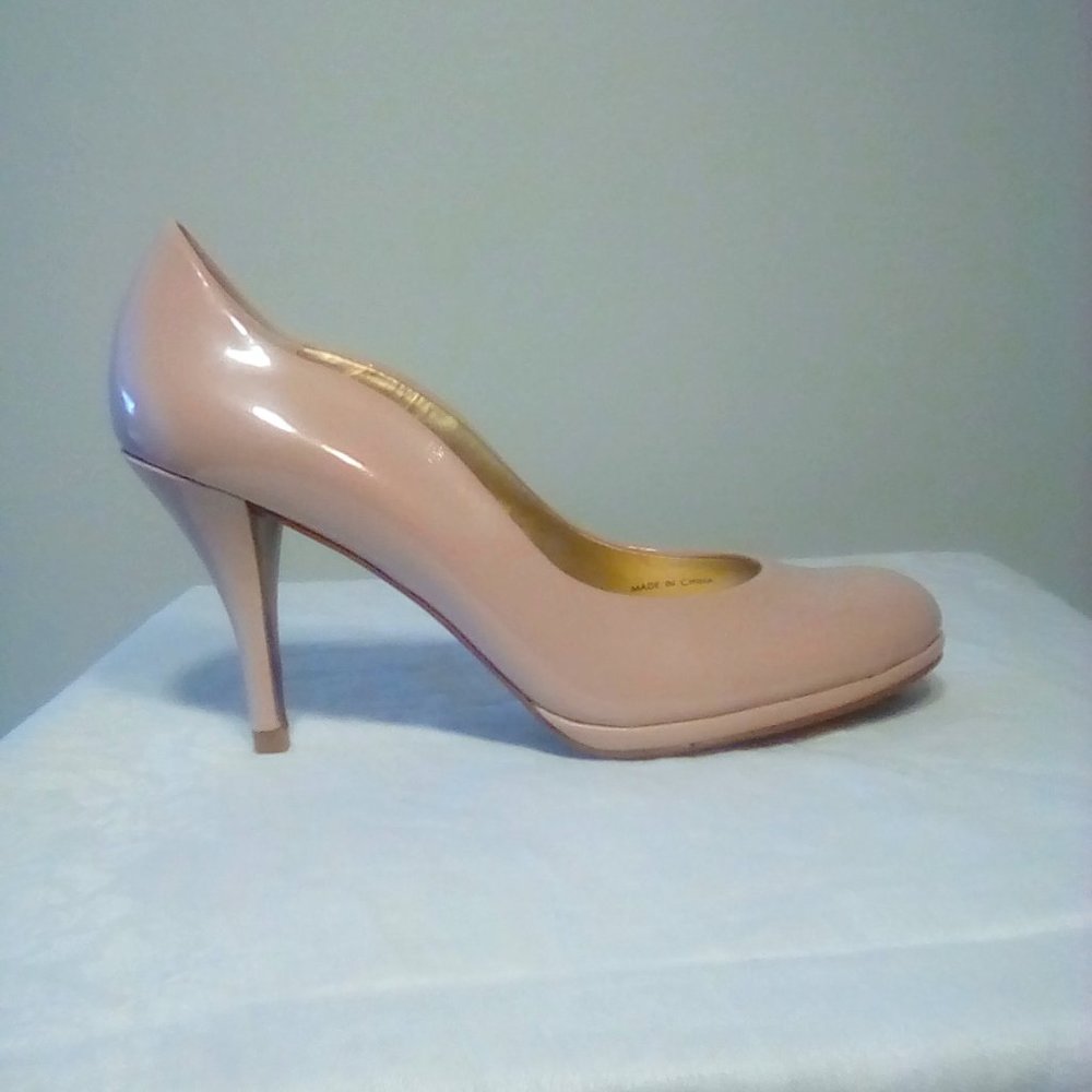 Women Tahari pumps almond toe buff color size 6